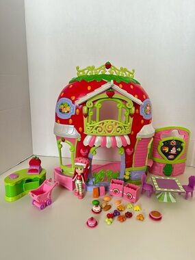 Vintage 2010 Strawberry Shortcake Berry Bitty Market - Working Sounds & Scent!